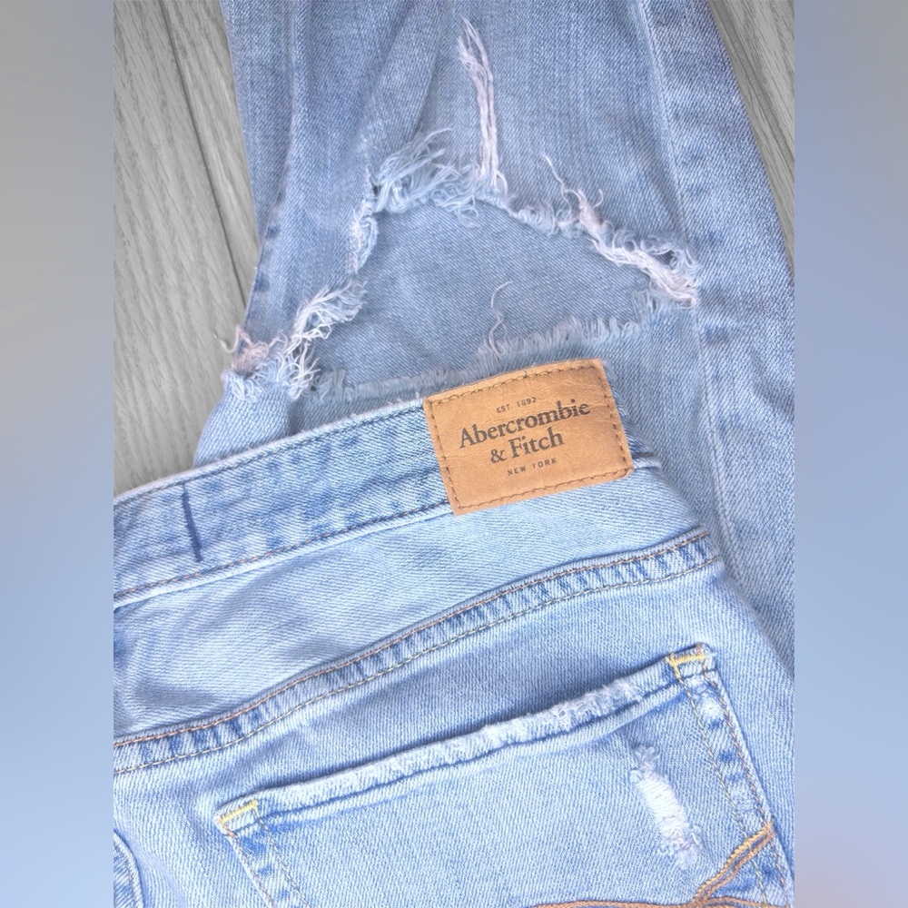 ABERCROMBIE & FITCH Women’s Light Blue Wash Ripped Jeans - Picture 7 of 11